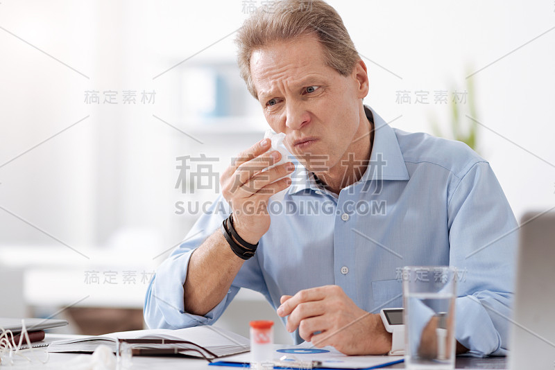 体贴的男人拿着白色餐巾