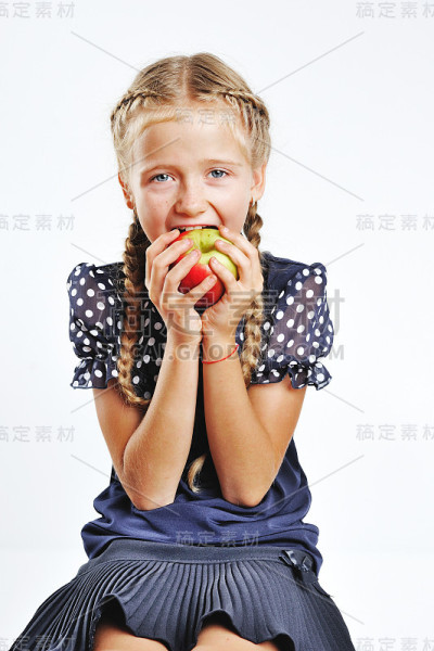 快乐的小女孩玩。