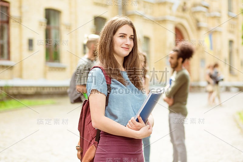 前景是一个棕色长发的女学生。