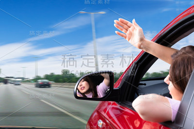 向车窗外看的女人