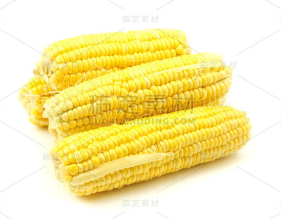 白面包上的新鲜玉米堆