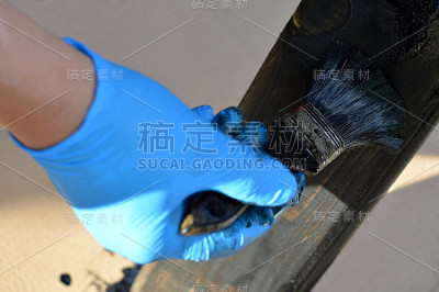 手持油漆刷