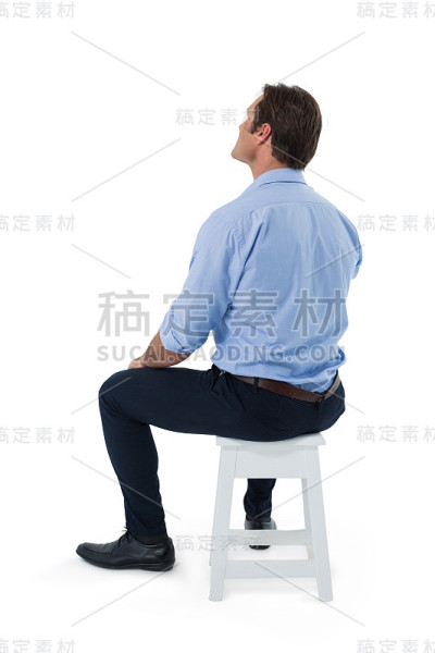 男性高管坐在凳子上