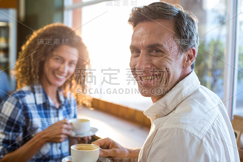 一对夫妇在超市喝茶