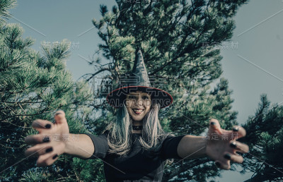 秋天森林里的可怕女巫。