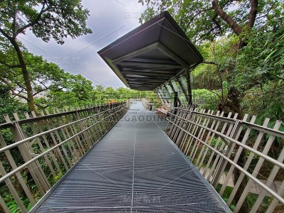 风景优美的钢质步道在一座山公园里