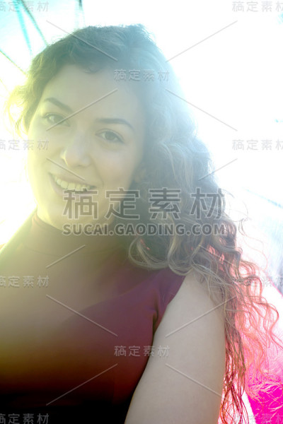 一个在阳光明媚的日子里打着伞的漂亮女人
