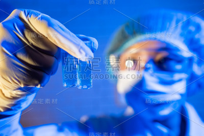 从事病毒疫苗研究的女性科学家