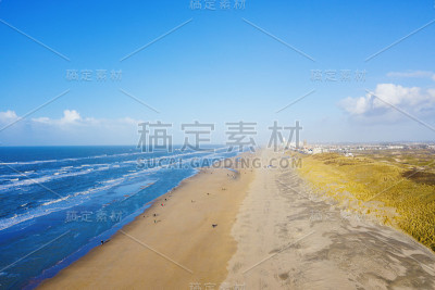 在荷兰赞德沃特附近的海滩上散步的人们