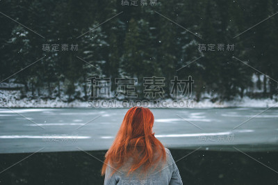 英俊的红发女孩在看远方。