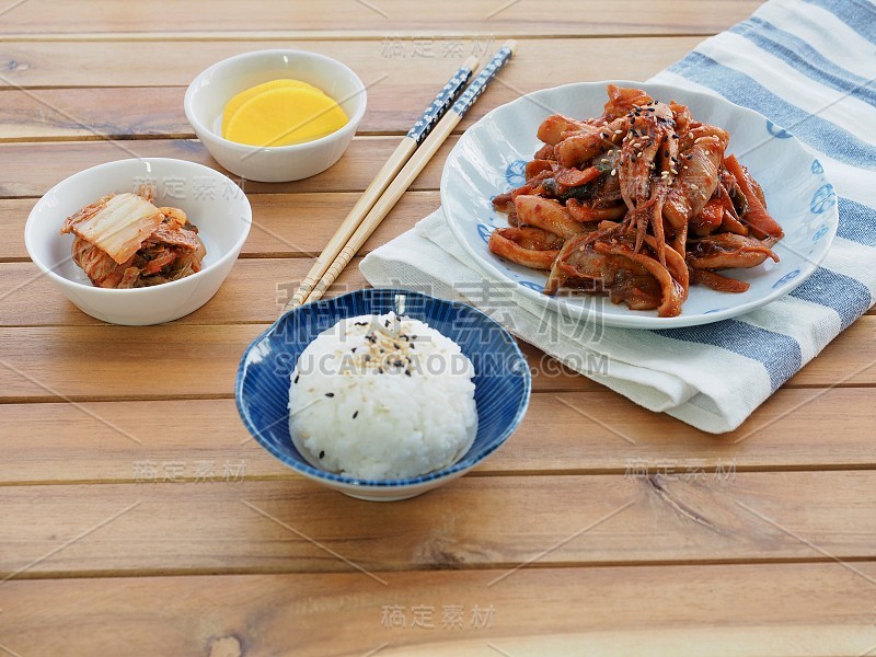 韩国食物炒鱿鱼和米饭，泡菜，辛辣食物