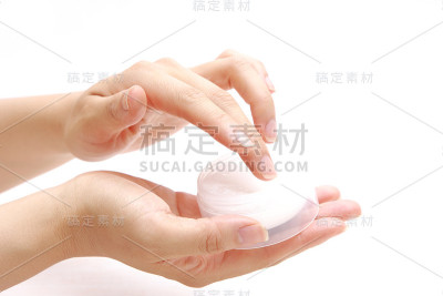 在手上涂护手霜