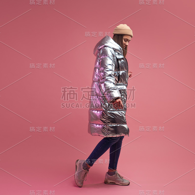时尚的秋冬服装，工作室以粉色为背景拍摄，复制空间。