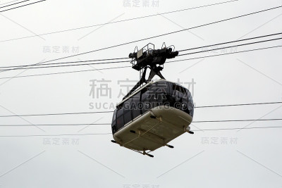 多云天空背景下的索道。