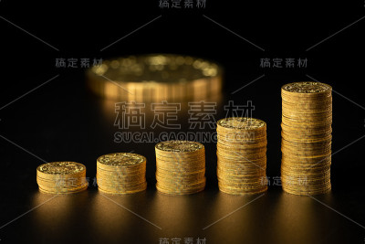 一堆堆旧金币，黑色背景