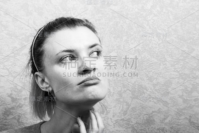 一个年轻迷人的女人在早上的肖像没有化妆和修饰。自然看