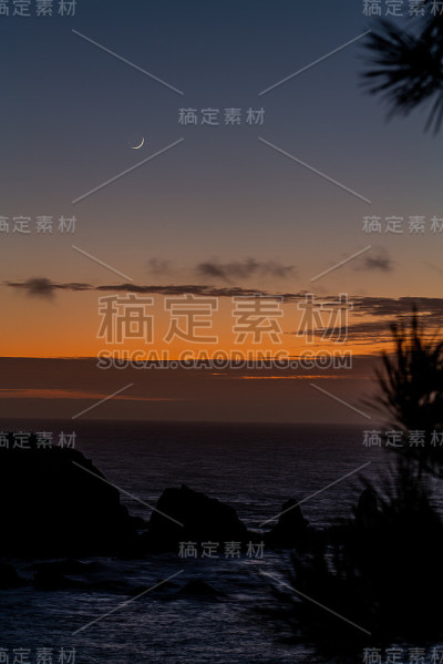 加利福尼亚北部日落时，新月高挂在天空中