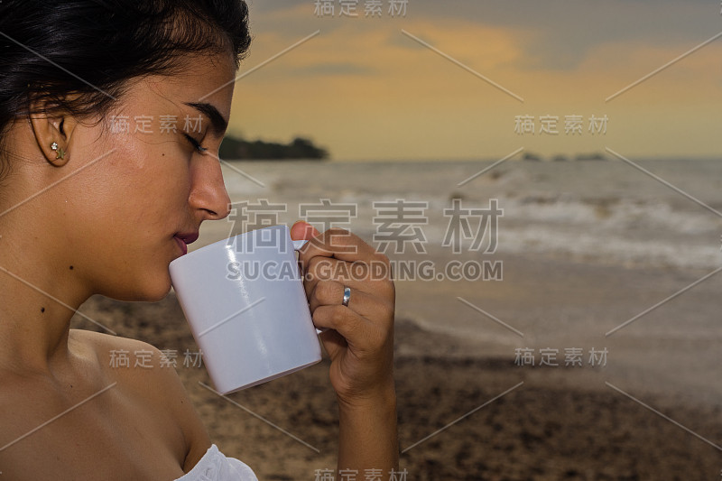 美丽的巴西女孩正在喝咖啡茶