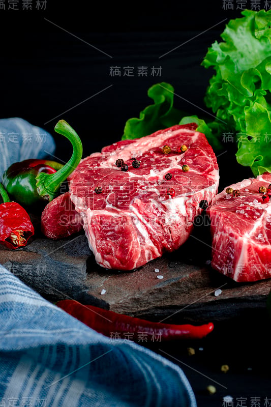 肉的概念。肉排已经准备好了，蔬菜摆在桌上