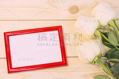 天然木质背景上的白玫瑰