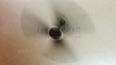 高速风扇在屋顶上运行