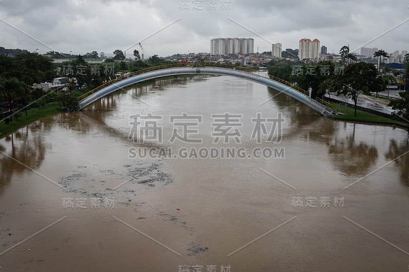 由于暴雨袭击了城市地区São Paulo和首都，在周一凌晨(10)。