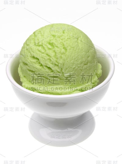 白色碗里装一勺鲜绿色开心果冰淇淋