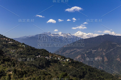 早晨，印度锡金的康城章嘉山和山上的村庄