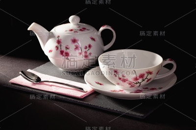 石板盘子上的茶杯和茶壶