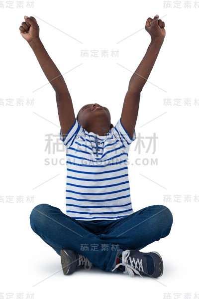 兴奋的男孩坐在地板上