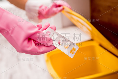 小女孩在厨房里分类垃圾。回收的概念。“零浪费”