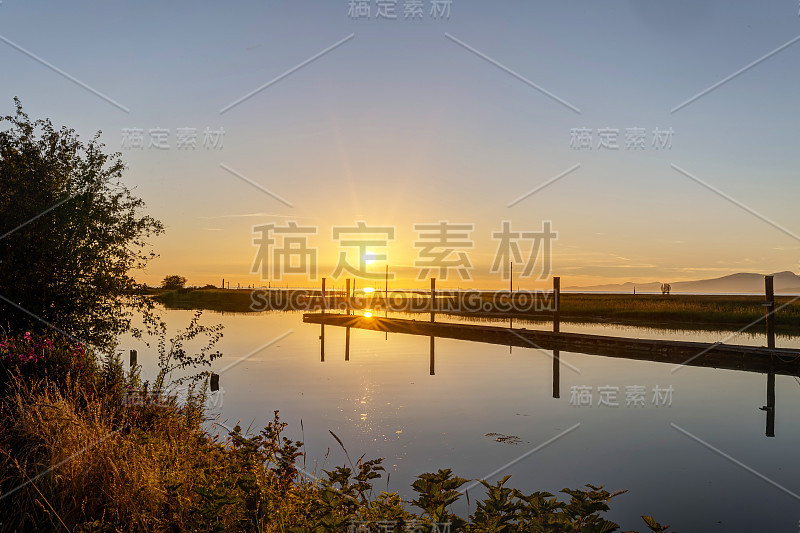 一个公园里海湾的日落景色