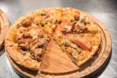 披萨是一种放在木制圆板上的意大利食物
