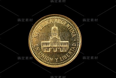 孤立在黑色上的阿根廷黄金25分硬币
