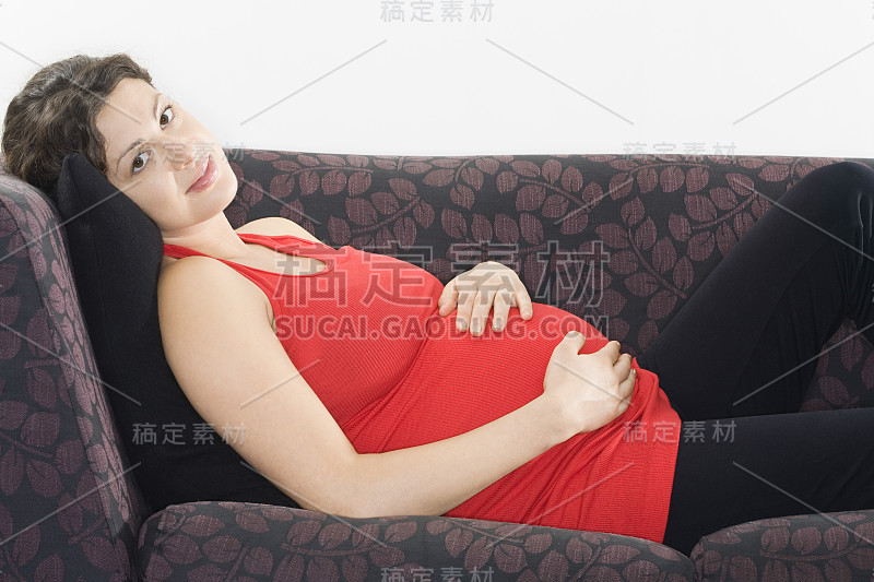 躺在沙发上的孕妇