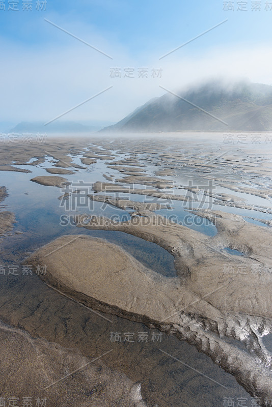 海岸有雾，有水坑