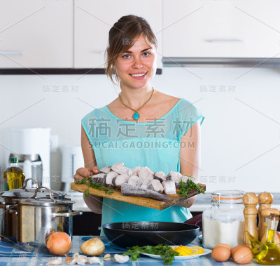 家庭主妇煎咸水鱼