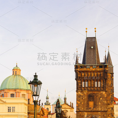 捷克共和国布拉格的查尔斯桥塔，一座横跨伏尔塔瓦河的著名历史桥。