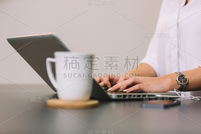 女孩的手在键盘上打字的特写。