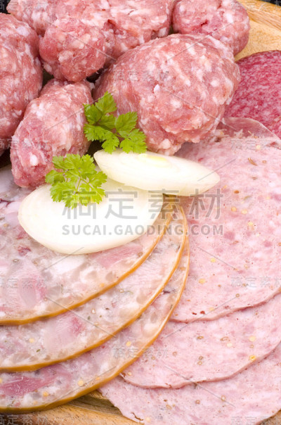 新鲜牛肉和香肠