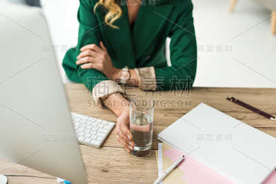 职场女性端着一杯水