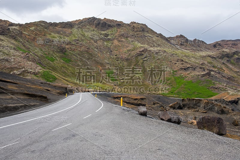 冰岛南部克莱法瓦特湖边的道路