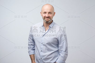 自信成熟的男人，留着胡子，严肃的看着镜头。