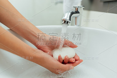 女孩用汤洗手