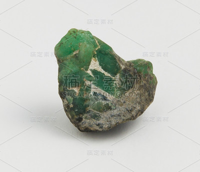 矿石祖母绿在白色的背景