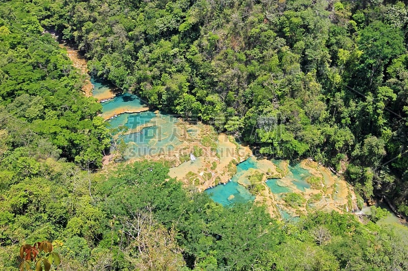 危地马拉Semuc Champey的绿松石瀑布