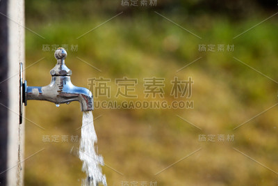 在公园里打开水龙头