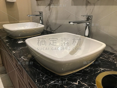 泰国普吉岛豪华浴室酒店的浪漫现代水龙头和水槽