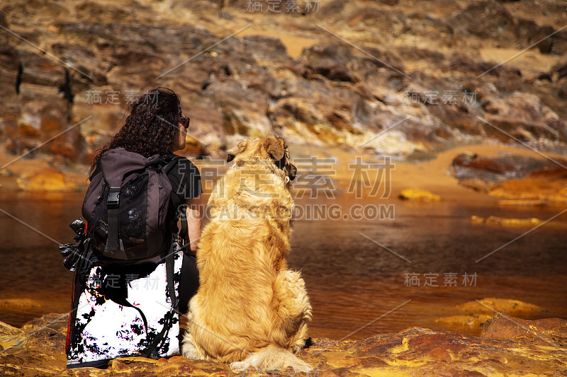 河里的女人和狗