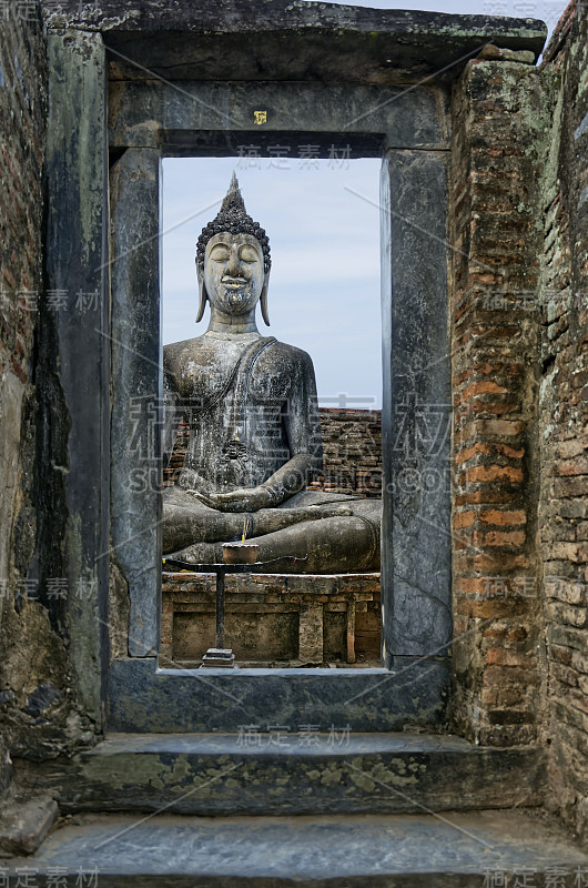 透过石门观古泰国寺坐佛